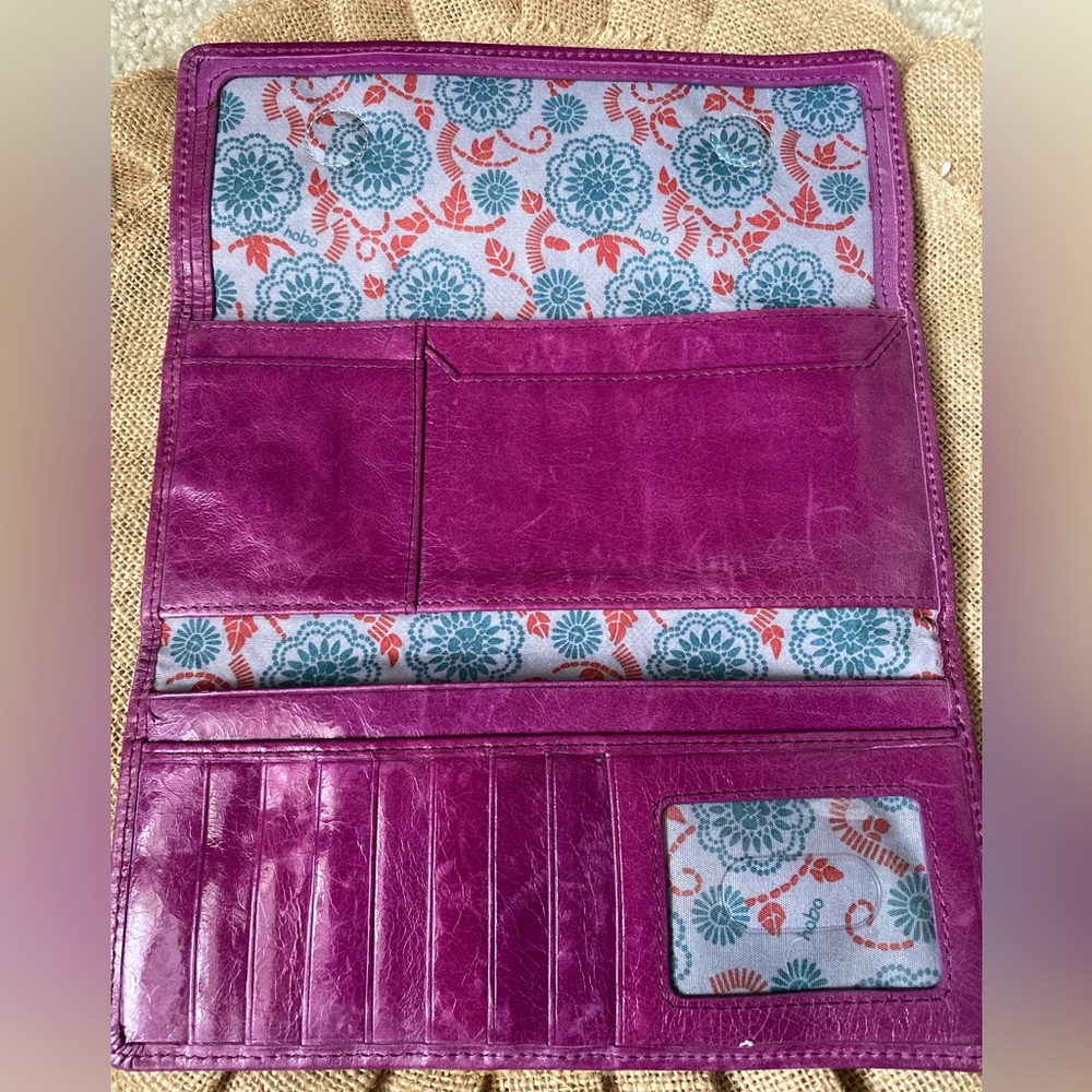 Hobo International. TriFold Wallet. Genuine Leather. Magnetic Closure. Purple.